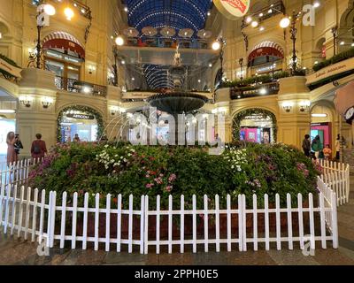 Der Brunnen im State Department Store (GUM) ist ein großer Einkaufskomplex Stockfoto