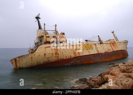 Das Wrack der Sierra-Leone-Flagge Edro III auf den Felsen in Pegeia, nahe Paphos, Republik Zypern Stockfoto