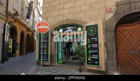 Prag, Tschechische Republik - 11. Mai 2022: Cannabis-Busch am Eingang zum Geschäft. Stockfoto