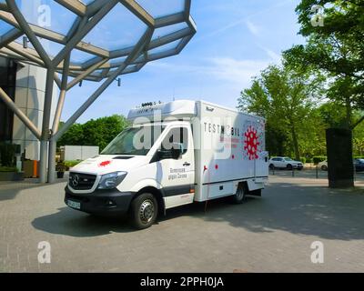 Frankfurt am Main, Deutschland - 10. Mai 2022: Mobile COVID-19-Testeinrichtung Frankfurt. Coronavirus-Testgelände. Stockfoto