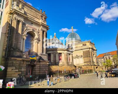 Historischer und klassischer Hintereingang der Akademie der bildenden Künste in Dresden Stockfoto