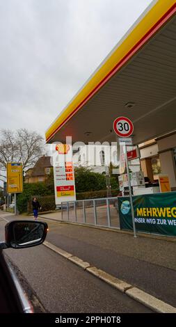 SHELL-Treibstoff- und Tankstelle in Dortmund, Deutschland Stockfoto