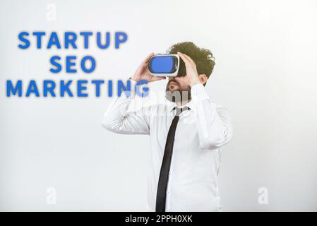 Schild mit Anzeige von Startup Seo Marketing. Konzeptfoto Gewinnen Sie qualifizierte Leads, während sich Ihre Arbeit verbessert Stockfoto