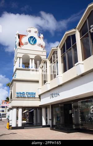 ORANJESTAD, ARUBA - 4. DEZEMBER 2021: Wind Creek Crystal Casino und die Renaissance Mall entlang L.G. Smith Blvd im Stadtzentrum von Oranjestad an der Stockfoto