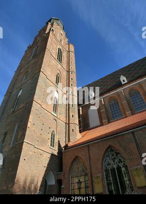 Die St. Elizabeth Kirche ist hinter den Häusern der alten Odrzanska Straße versteckt, die sich neben dem Marktplatz befindet Stockfoto