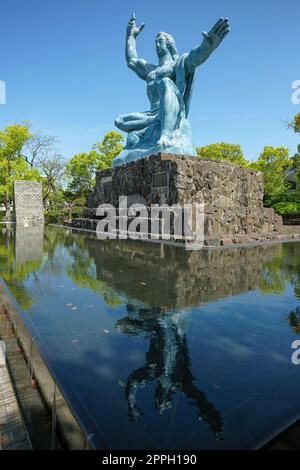 Nagasaki, Japan - 23. April 2023: Friedensstatue des Bildhauers Seibou Kitamura im Friedenspark in Nagasaki, Japan. Stockfoto