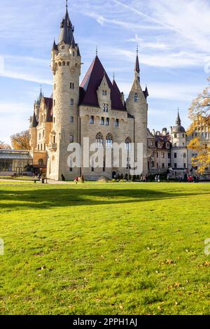 Moszna-Burg aus dem 17. Jahrhundert, historische Burg und Residenz, Moszna, Opole, Polen Stockfoto