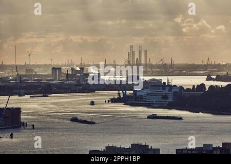 Rotterdamer Hafen Dämmerung Panorma vom Euromast Stockfoto