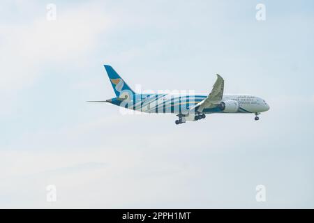 SAMUT PRAKAN, THAILAND-14. OKTOBER 2022 : Oman Air, das im Himmel fliegt. Passagierflugzeug startet oder landet. Nationale Fluggesellschaft des Sultanats Oman. Internationaler Flug. Stockfoto