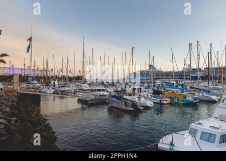 Funchal Marina am Abend, wo sich Leute versammeln, um das neue Feuerwerk zu sehen Stockfoto