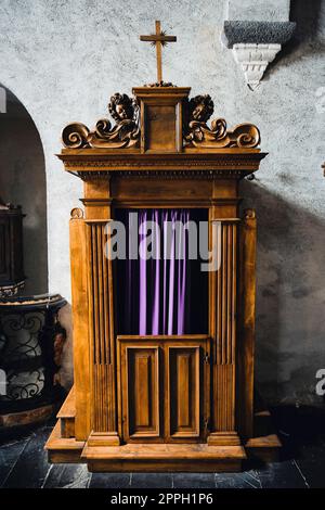 Alte hölzerne Beichte in einer Kirche Stockfoto