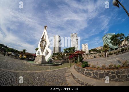 SANTA CRUZ, KANARISCHE INSELN, SPANIEN - 28. OKTOBER 2022: Eine bewegende Skulptur von Cesar Manrique vor dem Hintergrund moderner Gebäude und des blauen Himmels. Fischaugenlinse Stockfoto