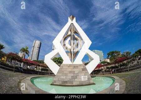 SANTA CRUZ, KANARISCHE INSELN, SPANIEN - 28. OKTOBER 2022: Eine bewegende Skulptur von Cesar Manrique vor dem Hintergrund moderner Gebäude und des blauen Himmels. Fischaugenlinse Stockfoto