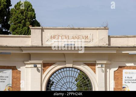 Eingangstor zur Ausgrabungsstätte der antiken Stadt, die durch den Ausbruch des Vulkans Vesuv im Jahr 79 v. Chr. zerstört wurde, Herculaneum, Kampanien, Italien Stockfoto