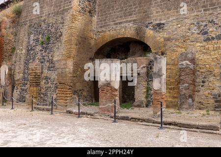 Ruinen einer antiken Stadt, die durch den Ausbruch des Vulkans Vesuv im Jahr 79 n. Chr. in der Nähe von Neapel, Herculaneum, Italien zerstört wurde. Stockfoto