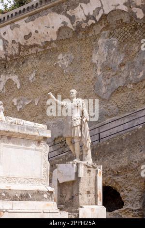 Ruinen einer antiken Stadt, die durch den Ausbruch des Vulkans Vesuv im Jahr 79 v. Chr. in der Nähe von Neapel zerstört wurde, Statue von Marcus Nonius Balbus, Herculaneum, Italien. Stockfoto