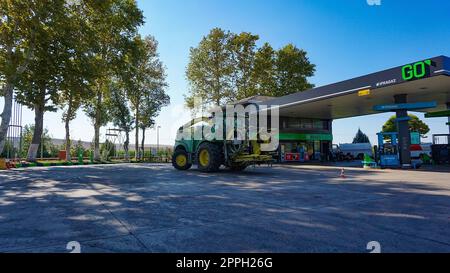 Kiew, Ukraine - 16. Juni 2020: Die Getreidesämaschine und der leistungsstarke Traktor John Deer Stockfoto