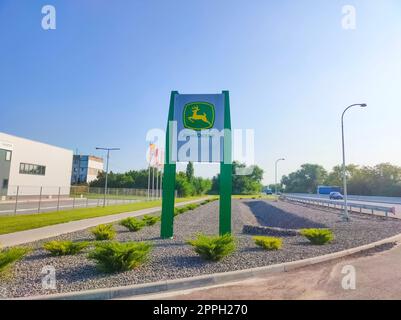 Kiew, Ukraine - 24. August 2020: John Deere Logo im Geschäft auf der Straße in Kiew, Ukraine Stockfoto