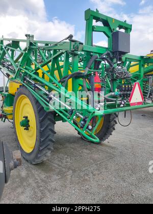 Kiew, Ukraine - 24. August 2020: Pneumatischer Anhänger pneumatischer Saatgutlader John Deere 1910 Stockfoto