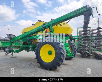 Kiew, Ukraine - 24. August 2020: Pneumatischer Anhänger pneumatischer Saatgutlader John Deere 1910 Stockfoto