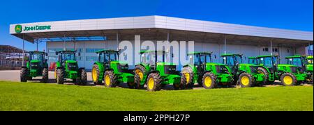 Kiew, Ukraine - 24. August 2020: Die leistungsstarken Traktoren im John Deer Store in Kiew, Ukraine Stockfoto