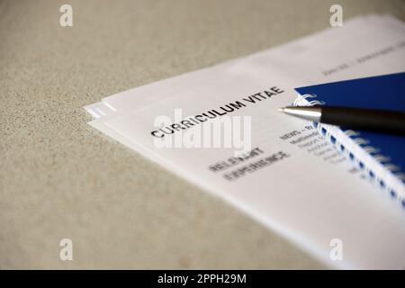 Ansicht von oben auf den Stapel von Bürodokumenten, einschließlich Lebenslauf und lebenslauf, auf dem Schreibtisch in der Nähe von Stift und Notizblock. Arbeitssuche. Auf der Suche nach einem Arbeitsplatz Stockfoto