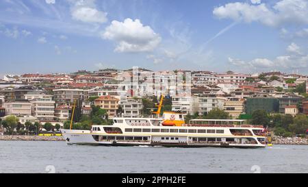 Die Fähre segelt auf dem Marmarameer in der Nähe von Istanbul, vorbei an Kadikoy, Istanbul, Türkei Stockfoto