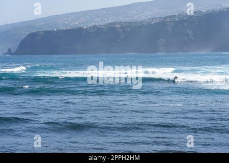 Eine Gruppe von Surfern auf den Wellen. Teneriffa. Kanarische Inseln. Spanien Stockfoto