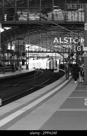 Vertikale Aufnahme eines Regionalzuges, der in den Berliner Hauptbahnhof in Berlin fährt Stockfoto