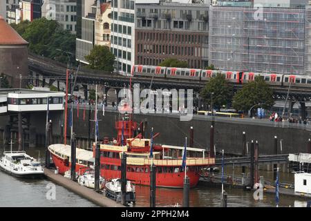 Malerische Aufnahme eines alten Lichtschiffs mit Leuchtfeuer in einem Hamburger Hafen Stockfoto