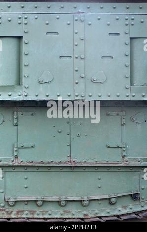 Struktur der Seitenwand des Tanks, aus Metall und mit einer Vielzahl von Schrauben und Nieten verstärkt Stockfoto