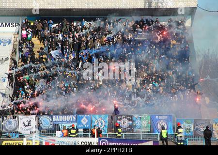 Fußballfans der Desna Chernihiv unterstützen das Team während des Spiels. Rauchbomben Stockfoto