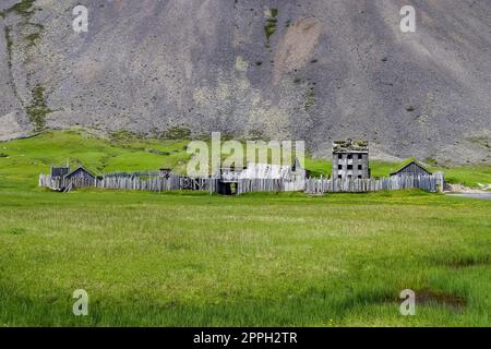 Hafnarfjoerdur, Island - 10. September 2022: Das Wikingerdorf vor dem Vestrahorn bei gutem Wetter. Stockfoto