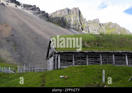 Hafnarfjoerdur, Island - 10. September 2022: Das Wikingerdorf vor dem Vestrahorn bei gutem Wetter. Stockfoto