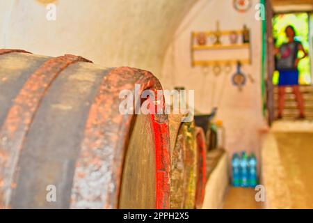Weine im klassischen Holzfässern vergoren. Typisch mährischen Wein Keller, Südmähren, Tschechische Republik, Europa Stockfoto