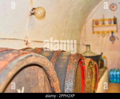 Weine im klassischen Holzfässern vergoren. Typisch mährischen Wein Keller, Südmähren, Tschechische Republik, Europa Stockfoto