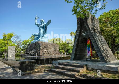 Nagasaki, Japan - 23. April 2023: Friedensstatue des Bildhauers Seibou Kitamura im Friedenspark in Nagasaki, Japan. Stockfoto