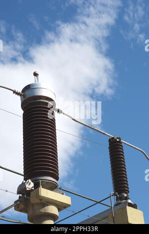 Keramische Isolatoren auf einer Hochspannungsleitung. Detail close up. Stockfoto