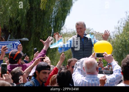 Mendoza, Argentinien. 2019-10-05 - Argentinische Präsident Mauricio Macri begrüßt die Masse bei einer Wahlkampfveranstaltung während seiner Rallye zur Wiederwahl. Stockfoto