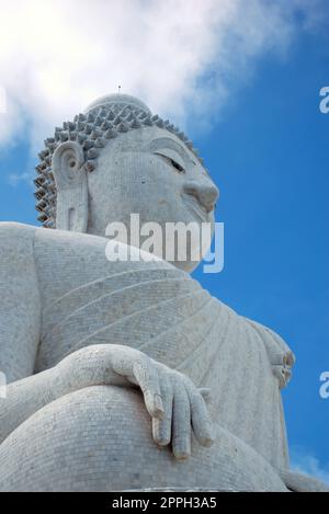 Riesige Marmor Statue von Buddha in Phuket, Thailand, als "Big Buddha" bekannt. Low Angle View. Stockfoto
