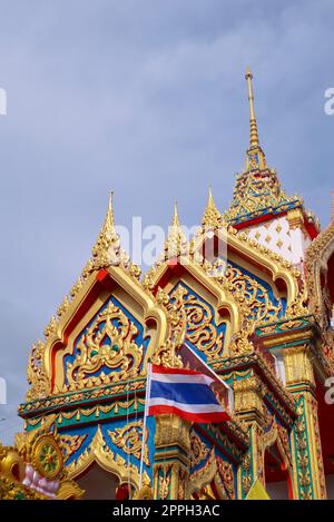 Goldenen Verzierungen auf dem Dach eines buddhistischen Schrein im Wat Suwankiriket Schule Tempel, in Karon, Provinz Phuket, Thailand. Stockfoto