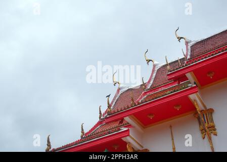 Goldene Verzierungen im Dach eines buddhistischen Tempels in Wat Chalong, Phuket, Thailand. Stockfoto