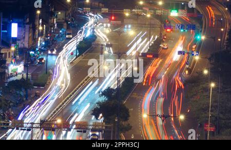 VO Van Kiet Avenue in Saigon, Vietnam (Ho-Chi-Minh-Stadt). Nachtaufnahme mit Langzeitbelichtung. Stockfoto