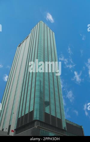 Modernes Bürogebäude gegen den blauen Himmel. Low Angle Shot. Stockfoto