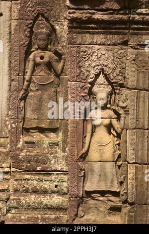 Apsaras im Flachrelief an einer Mauer bei der Tempelruine Ta Prohm, die sich im Angkor Wat Komplex in der Nähe von Siem Reap, Kambodscha befindet. Stockfoto