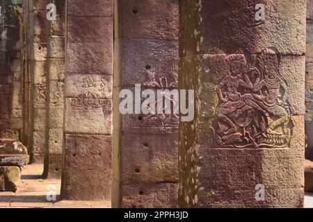 Tanzende Apsaras im Basrelief auf den Säulen aus Sandstein des Tempels Banteay Kdei, im Komplex Angkor Wat in der Nähe von Siem Reap, Kambodscha. Stockfoto