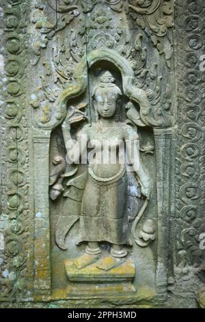 Apsara im Flachrelief an einer Mauer bei der Tempelruine Ta Prohm, gelegen im Angkor Wat Komplex bei Siem Reap, Kambodscha. Stockfoto