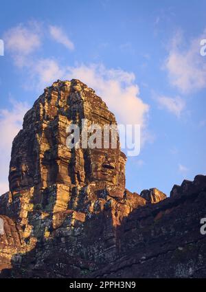 Massiver Steinturm am Bayon-Tempel in Angkor, Kambodscha, der antiken Hauptstadt des Khmer-Reiches. Blick vom westlichen Innenhof. Stockfoto