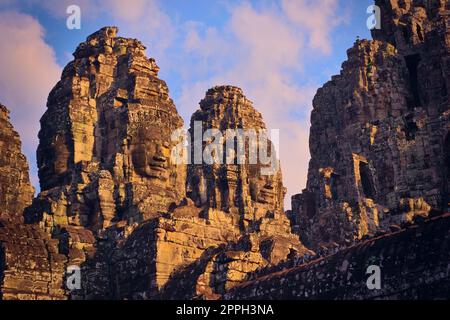 Steinerne Stirntürme am Bayon-Tempel in Angkor, Kambodscha, der Hauptstadt des Khmer-Imperiums. Blick vom westlichen Innenhof. Stockfoto