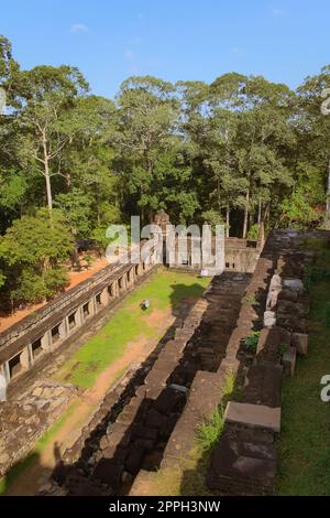 TA Keo Temple-Mountain, ein alter khmer Tempel im Angkor Komplex nahe Siem Reap, Kambodscha. Erhöhte Sicht auf die Außenwand, Richtung Nordosten. Stockfoto